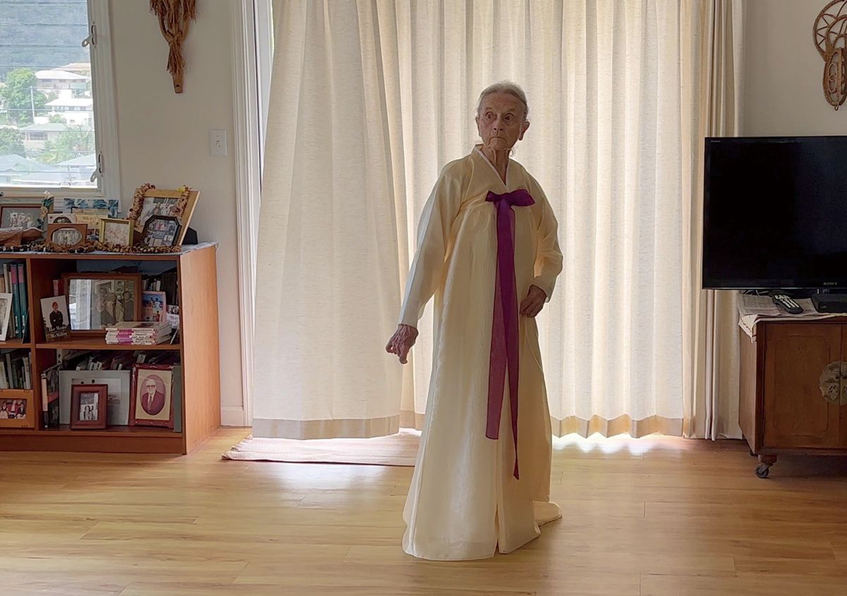 3월 9일까지 서울시립미술관에서 열린 김성환의 개인전 <Ua a‘o ‘ia ‘o ia e ia 우아 아오 이아 오 이아 에 이아>에 전시된 김성환의 작품 ‘By Mary Jo Freshley(프레실리에 의(依)해)’(2023)의 스틸 컷. 하와이에 체류 중인 김성환은 한국 근대무용가 배구자, 그의 동생 혹은 사촌으로 알려진 배한라, 그리고 배한라의 제자인 메리 조 프레실리를 따라 전승된 춤을 통해 전통이라는 이름이 지닌 권위와 그 소유권에 대해 질문한다. 