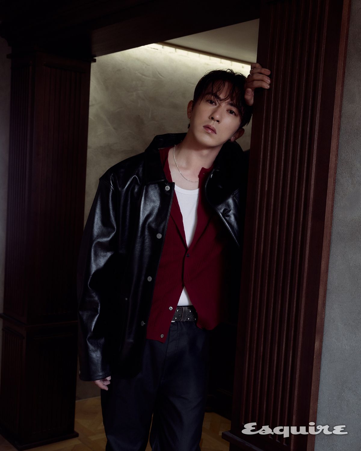 재킷 디아프바인. 카디건 노이스. 슬리브리스 톱, 팬츠, 벨트, 네크리스 모두 스타일리스트 소장품.