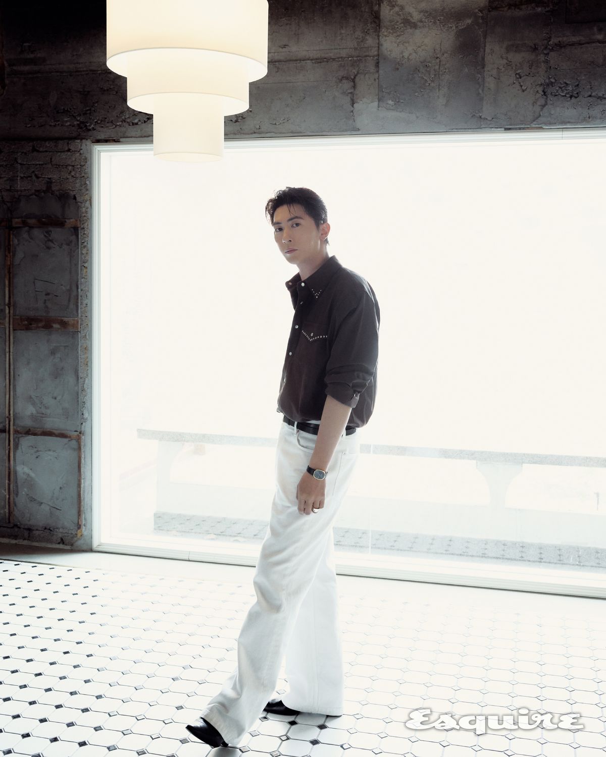 셔츠 프레프. 팬츠 타일레. 슈즈 생 로랑 by 안토니 바카렐로. 벨트 누마레. 워 파텍 필립 by 빈티크. 