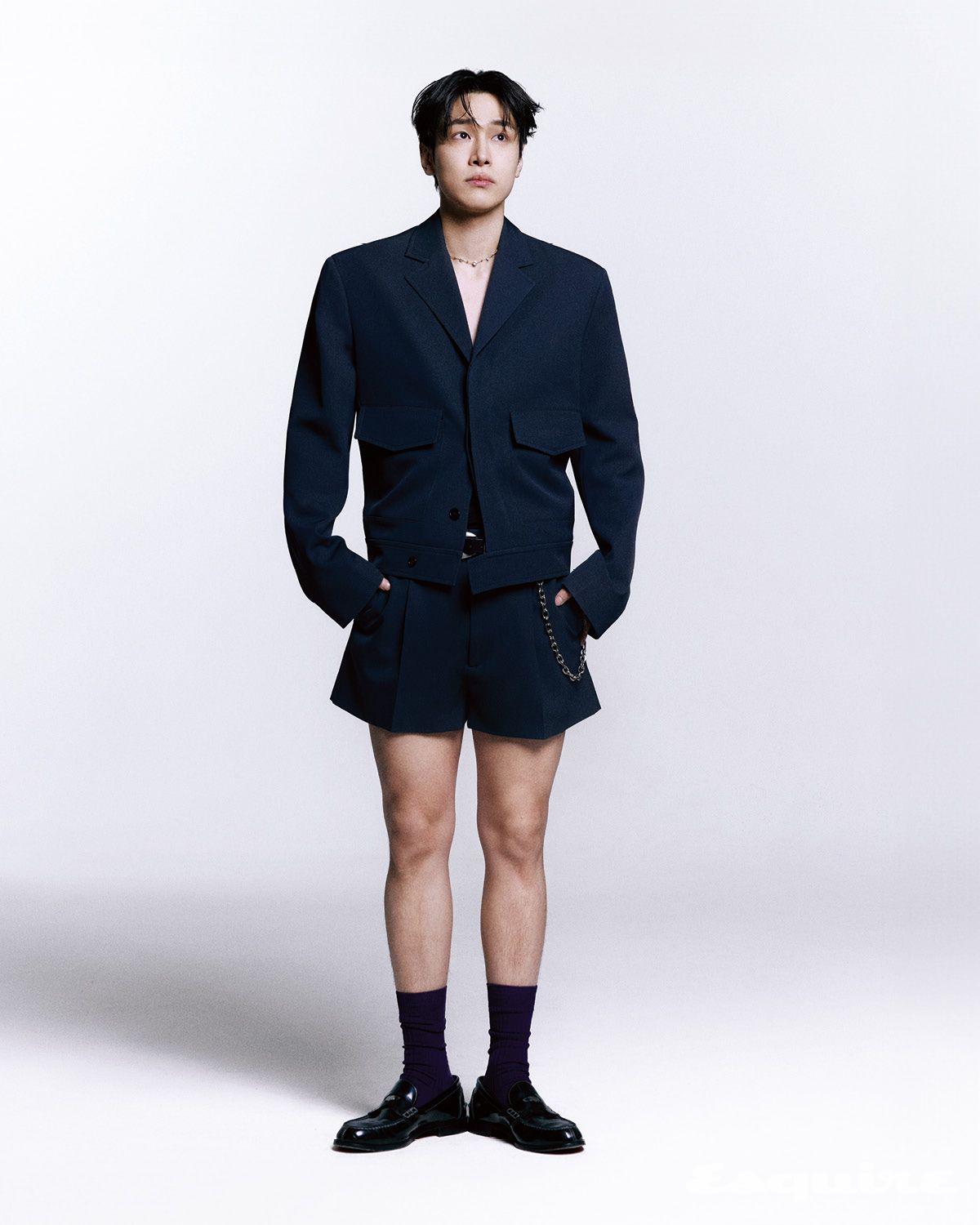 재킷, 팬츠 모두 구찌. 로퍼 크리스찬 루부탱. 네크리스 스와로브스키. 벨트, 키 체인, 삭스 모두 스타일리스트 소장품.