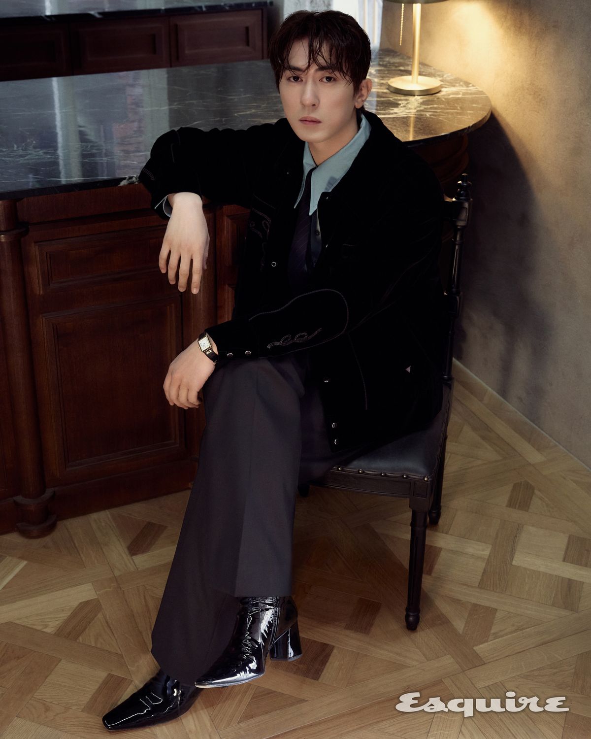 재킷, 셔츠 모두 프레프. 팬츠 세비지. 슈즈 아워레거시. 워치 까르띠에 by 빈티키. 타이 스타일리스트 소장품.