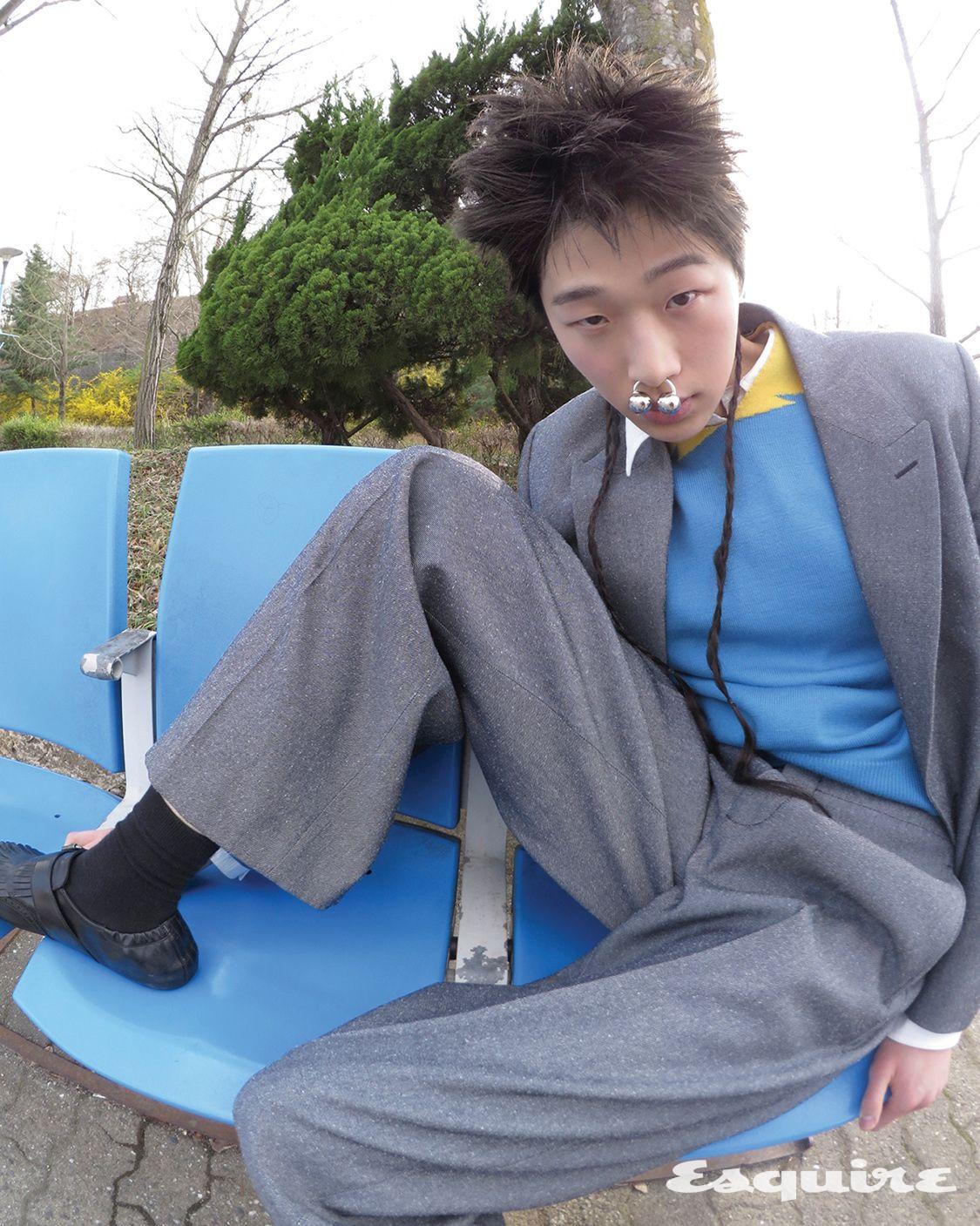 그레이 재킷, 그레이 팬츠 모두 가격 미정 디올 맨. 미니 모노그램 자카르 셔츠 가격 미정 루이 비통. 울 스웨터, 프린지 몽크 스트랩 로퍼 모두 가격 미정 프라다. 포에티크 데 구뜨 노즈 링 가격 미정 발렌티노 가라바니.