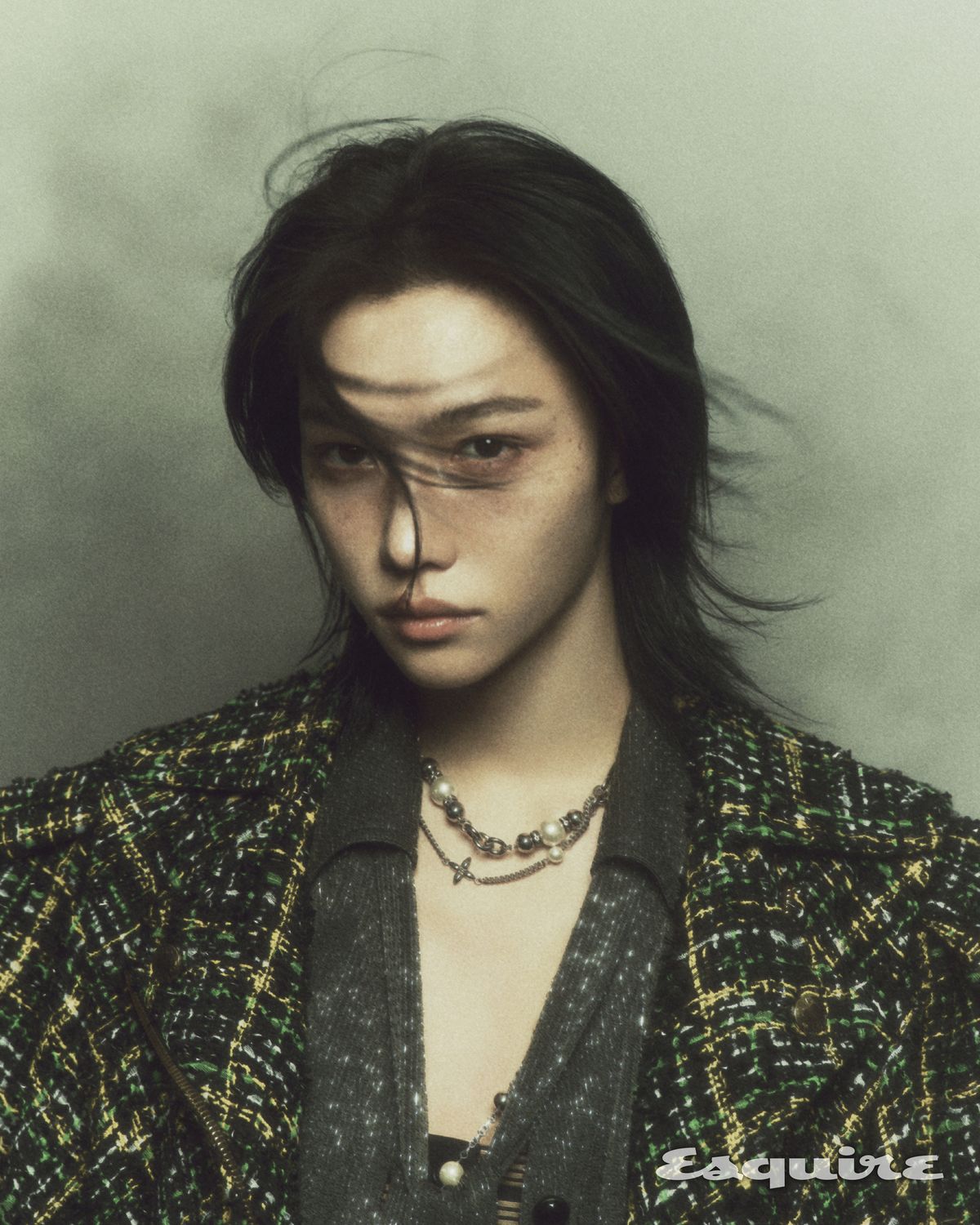 그래픽 트위드 퍼프 슬리브 바이커 재킷, 자카르 블라우스, 보디슈트, 미드나잇 펄 초커 모두 루이 비통 by 니콜라 제스키에르.