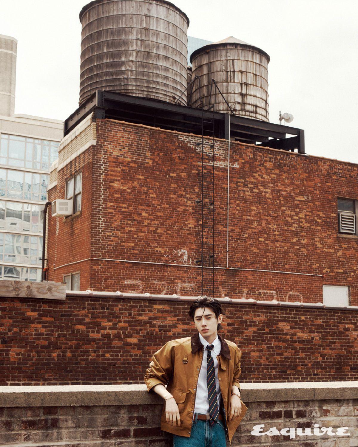오른손에 착용한 로즈 골드 티파니 T1 내로우 다이아몬드 힌지드 뱅글, 왼손에 착용한 옐로 골드 티파니 하드웨어 미디엄 링크 브레이슬릿, 중지에 낀 로즈 골드 티파니 T 트루 8mm 링, 소지에 낀 옐로 골드 티파니 T1 내로우 링 모두 티파니. 재킷 노아. 셔츠, 팬츠, 타이 모두 드레익스. 벨트 아워레가시.
