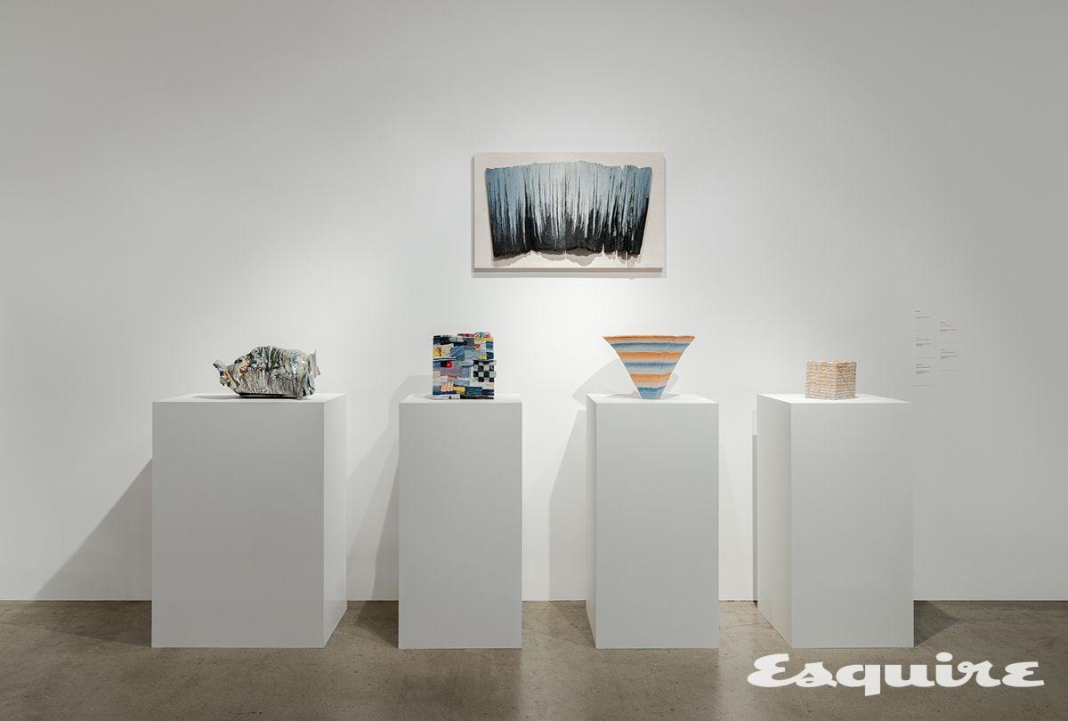 박종진 Artistic Stratum_Wall_B4B4/1 2025. 종이, 백자 슬립, 고화도 안료 & Artistic Stratum_Patch_BYRBG 2025. 종이, 백자 슬립, 반투명유, 고화도 안료 & Collapsed Form_WBWYWBWRWG 2023. 종이, 백자 슬립, 투명유, 고화도 안료 & Artistic Stratum_Knot_O4Y4G4/1 2025. 종이, 백자 슬립, 반투명유, 고화도 안료 & Artistic Stratum_O4/1B4/1 2025. 종이, 백자 슬립, 반투명유, 고화도 안료