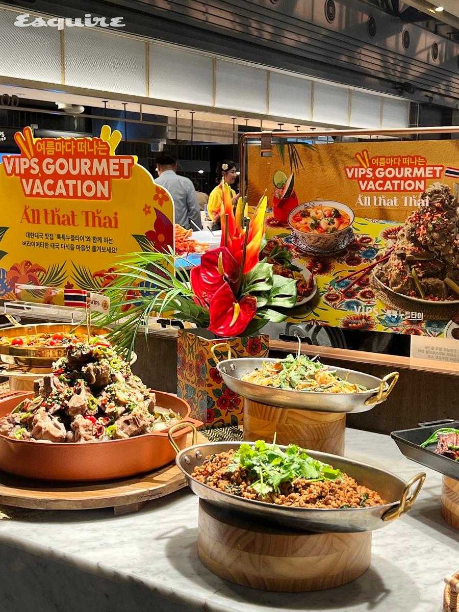 돼지고기 볶음인 파크라파오무쌉(오른쪽)과 돼지 등뼈찜인 랭쌥(왼쪽). 