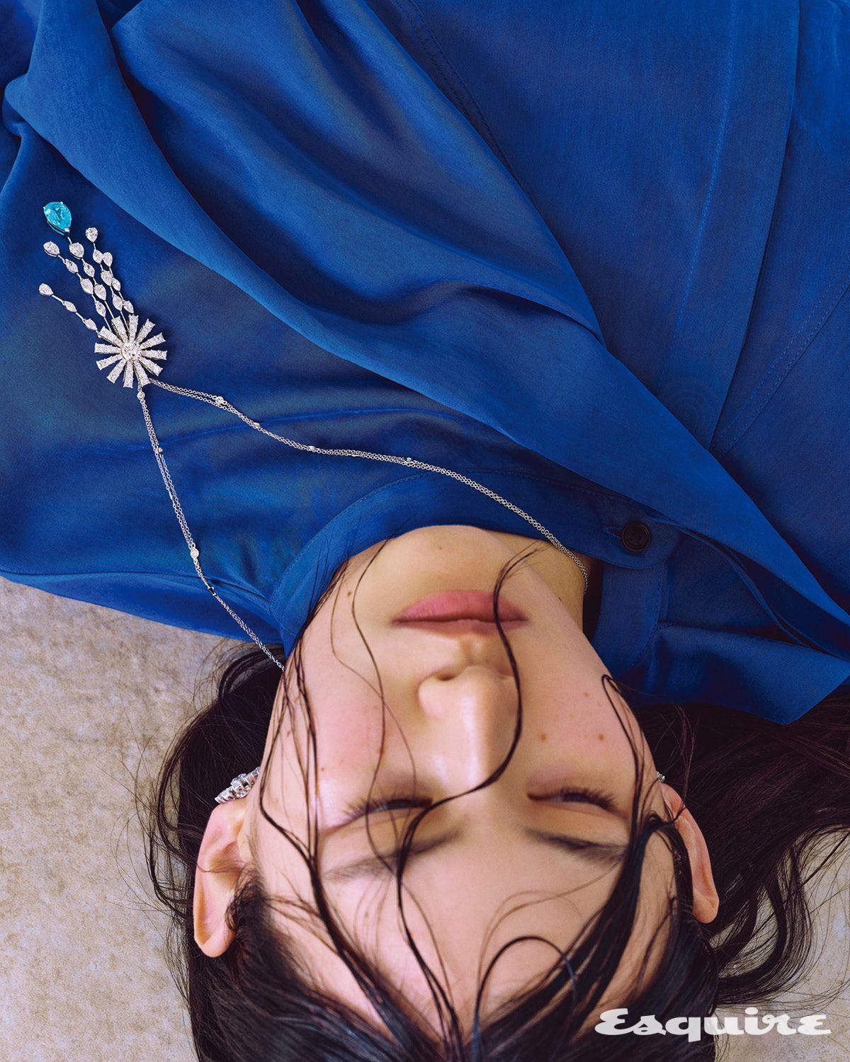 페어 컷 파라이바 투르말린이 눈길을 끄는 화이트 골드 마르게리타 바히아 블루 네크리스 다미아니. 블루 드레이프 블라우스 페라가모.