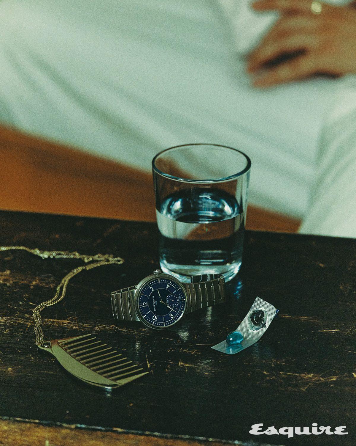 벤시 콤 펜던트 네크리스 가격 미정 맥퀸. 땅부르 40mm 블루 스틸 워치 가격 미정 루이 비통.