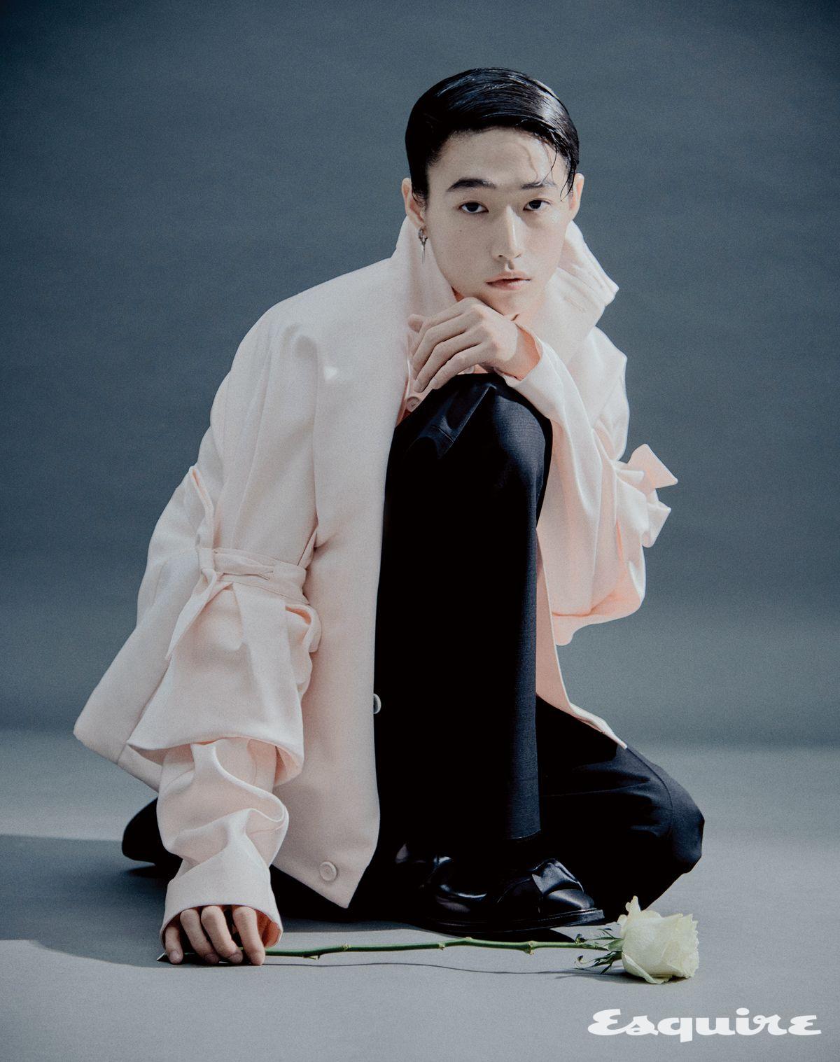 핑크 실크 블루종, 팬츠, 팔에 착용한 핑크 새틴 보 슬리브, 새틴 보 디테일 카프스킨 부츠, 시저스 모노 이어링 모두 가격 미정 디올 맨.