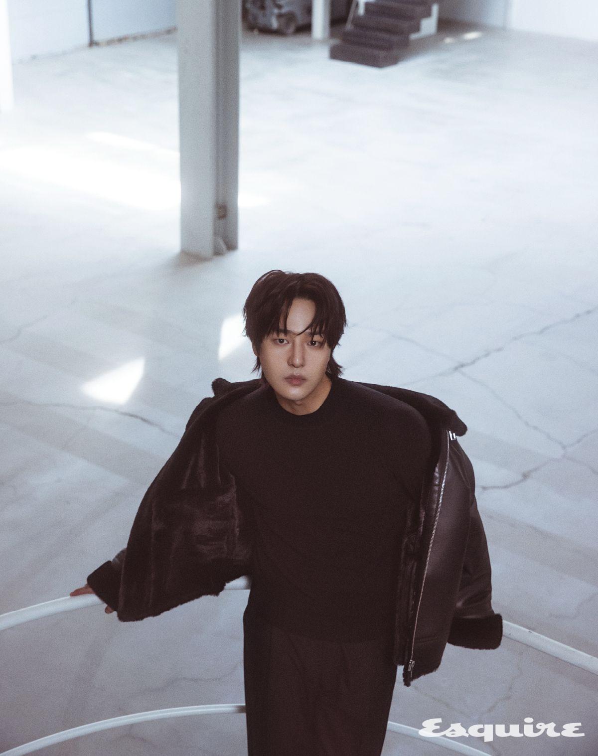 시어링 재킷, 모크넥 스웨터, 팬츠 모두 지오지아.