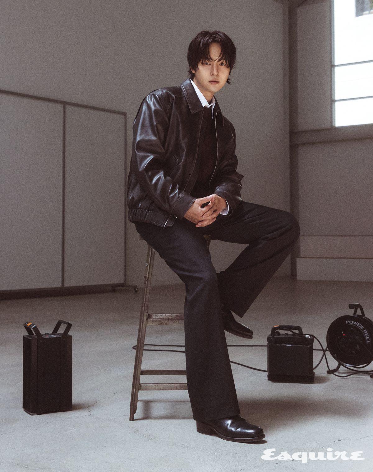 블루종, 스웨터, 옥스퍼드 셔츠, 팬츠 모두 지오지아. 슈즈 스타일리스트 소장품.