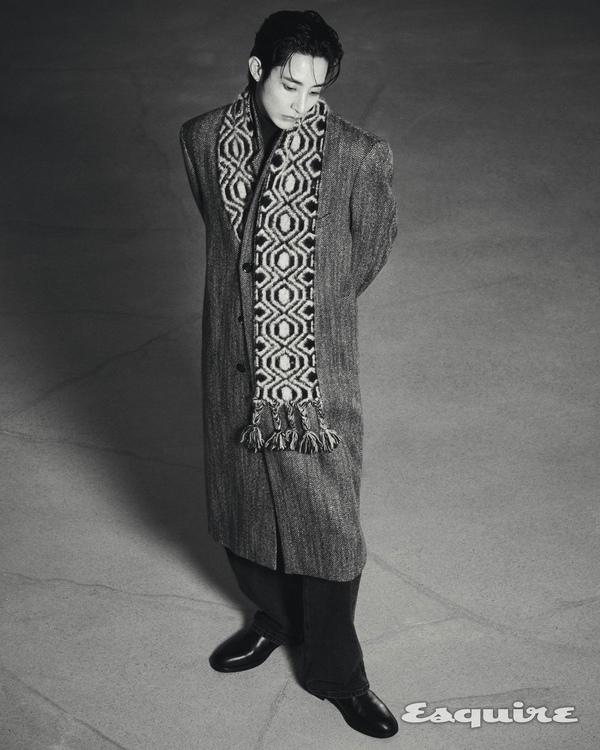 헤링본 코트, 터틀넥 스웨터, 데님 팬츠, 부츠, 머플러 모두 타임 옴므.