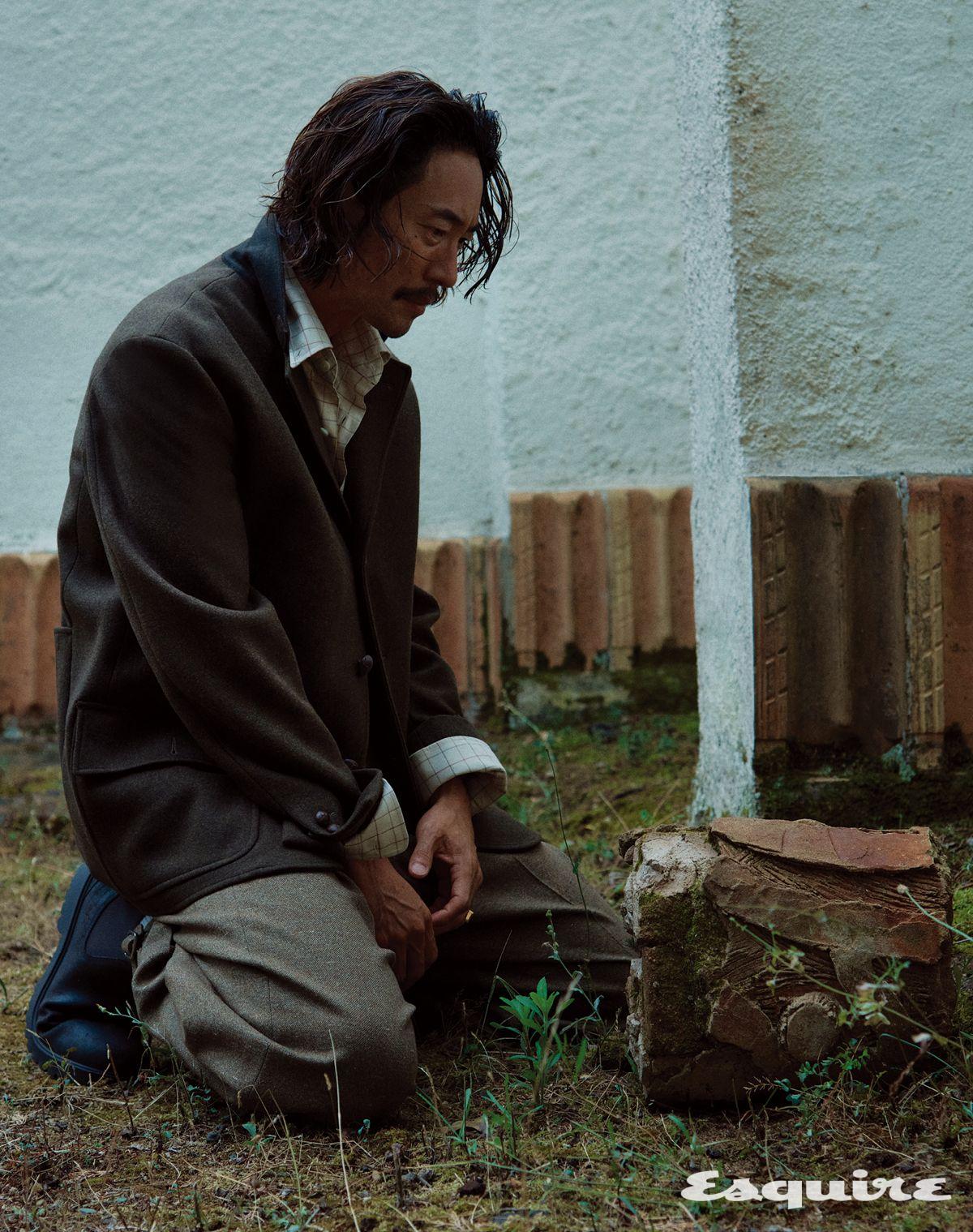 캐시미어 재킷, 체크 셔츠, 울 팬츠, 카프스킨 부츠 모두 로로피아나.