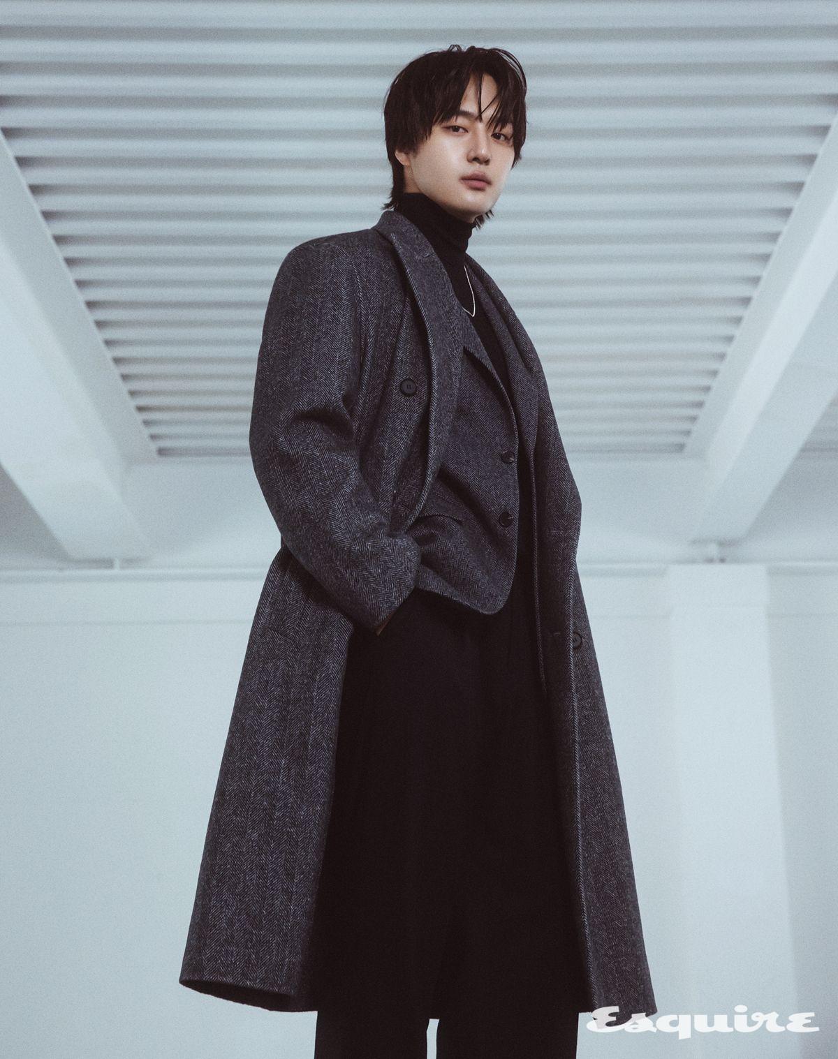 더블브레스티드 코트, 재킷, 터틀넥 스웨터, 팬츠 모두 지오지아. 네크리스 스타일리스트 소장품.