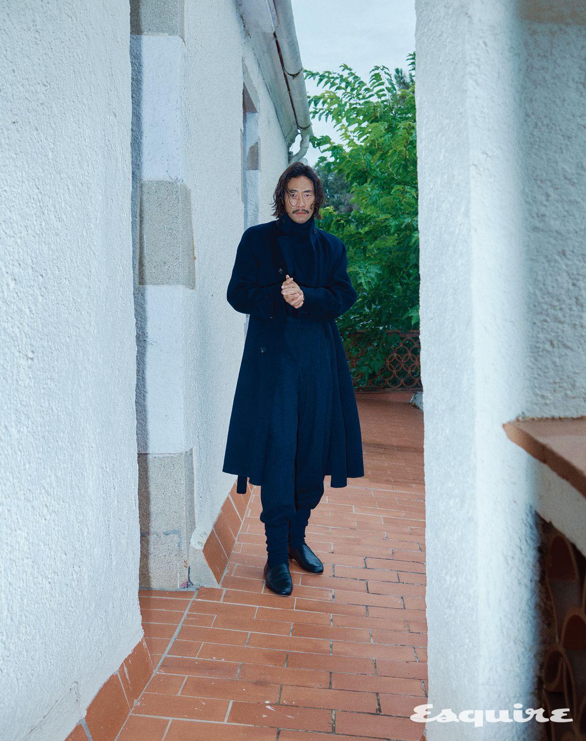 캐시미어 코트, 캐시미어 터틀넥 스웨터, 캐시미어 팬츠, 캐시미어 삭스, 카프스킨 로퍼 모두 로로피아나.