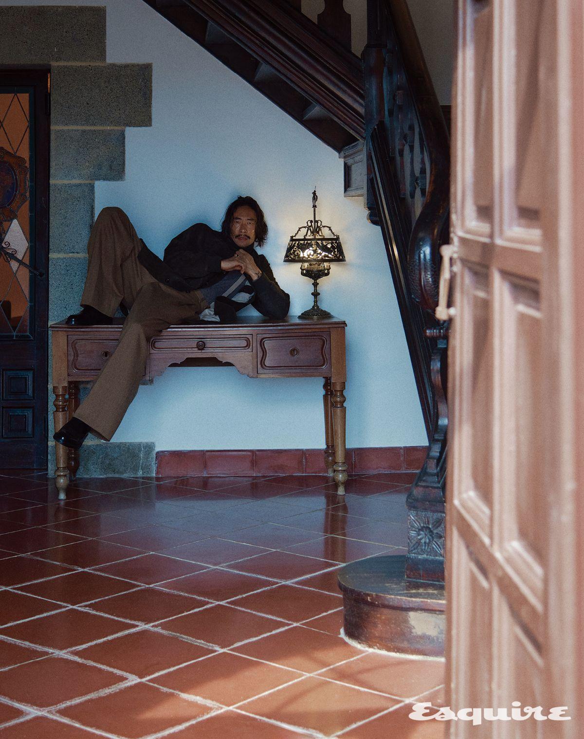 스웨이드 마렘마 재킷, 울 스웨터, 울 팬츠, 카프스킨 부츠, 서스펜더 모두 로로피아나.