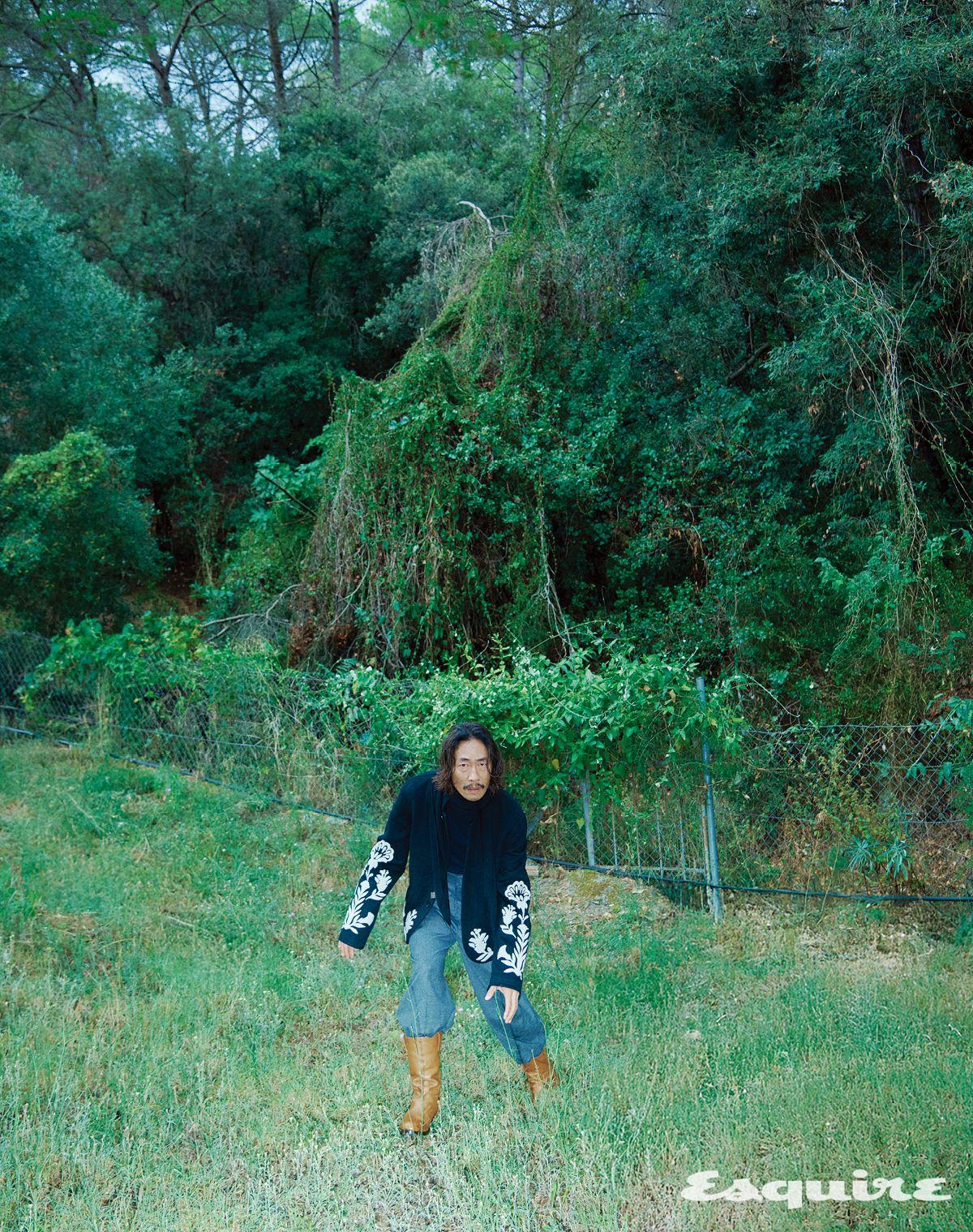 문양을 넣은 캐시미어 재킷, 터틀넥 스웨터, 울 팬츠, 카프스킨 부츠, 울 스카프 모두 로로피아나.