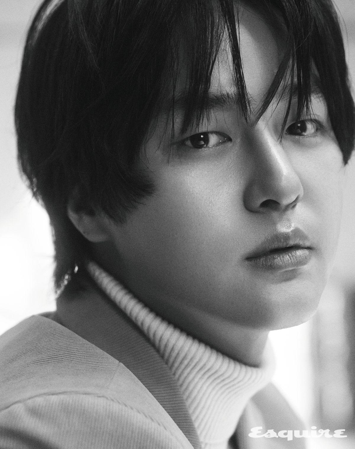 코듀로이 재킷, 터틀넥 스웨터 모두 지오지아.