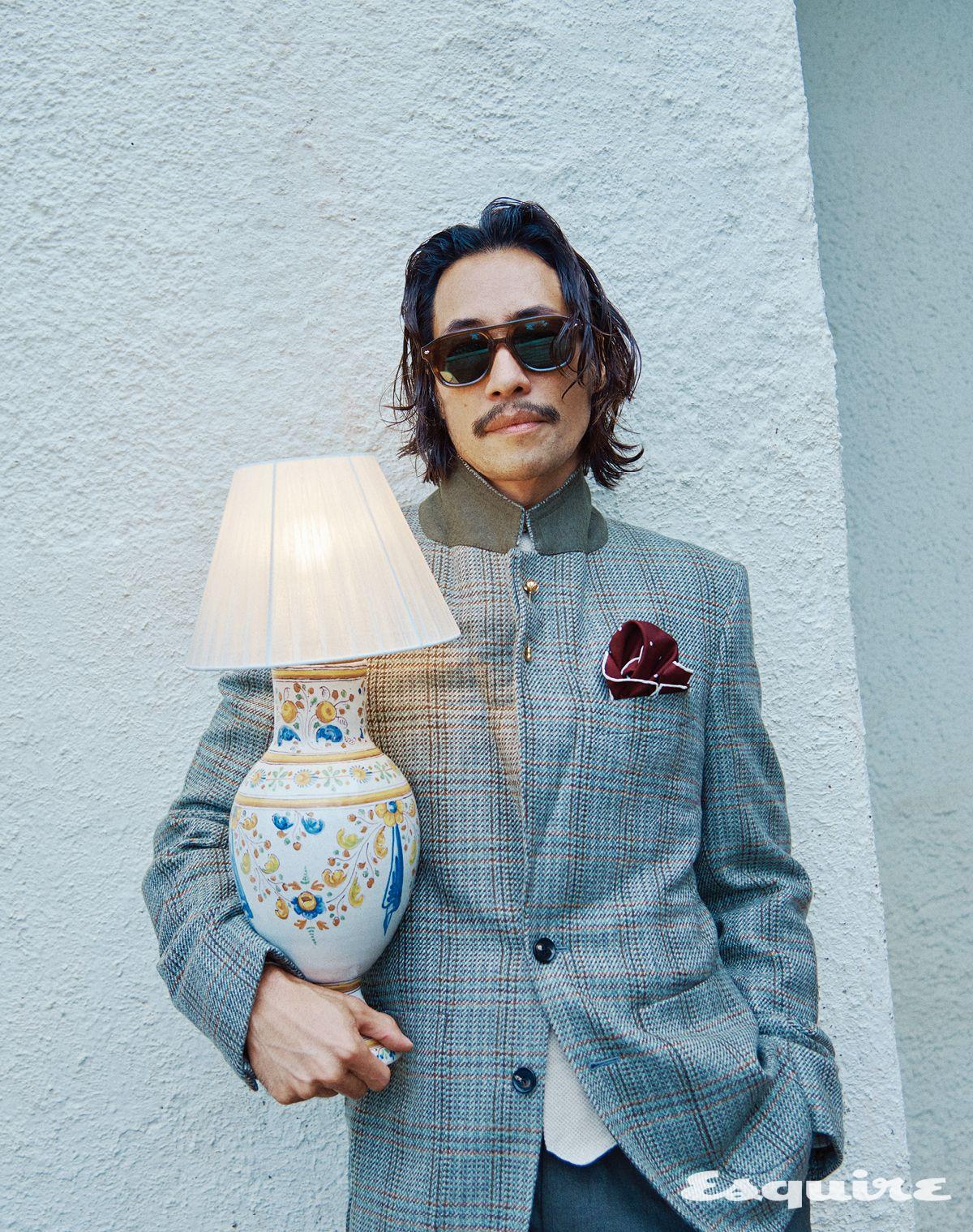 체크 재킷, 울 팬츠, 캐시미어 타이, 로드스터 선글라스, 카르도 핀, 포켓스퀘어 모두 로로피아나.