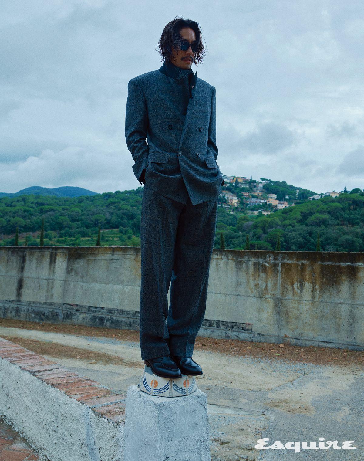 더블 브레스티드 재킷, 울 팬츠, 카프스킨 로퍼, 안드레 선글라스, 카르도 핀 모두 로로피아나.