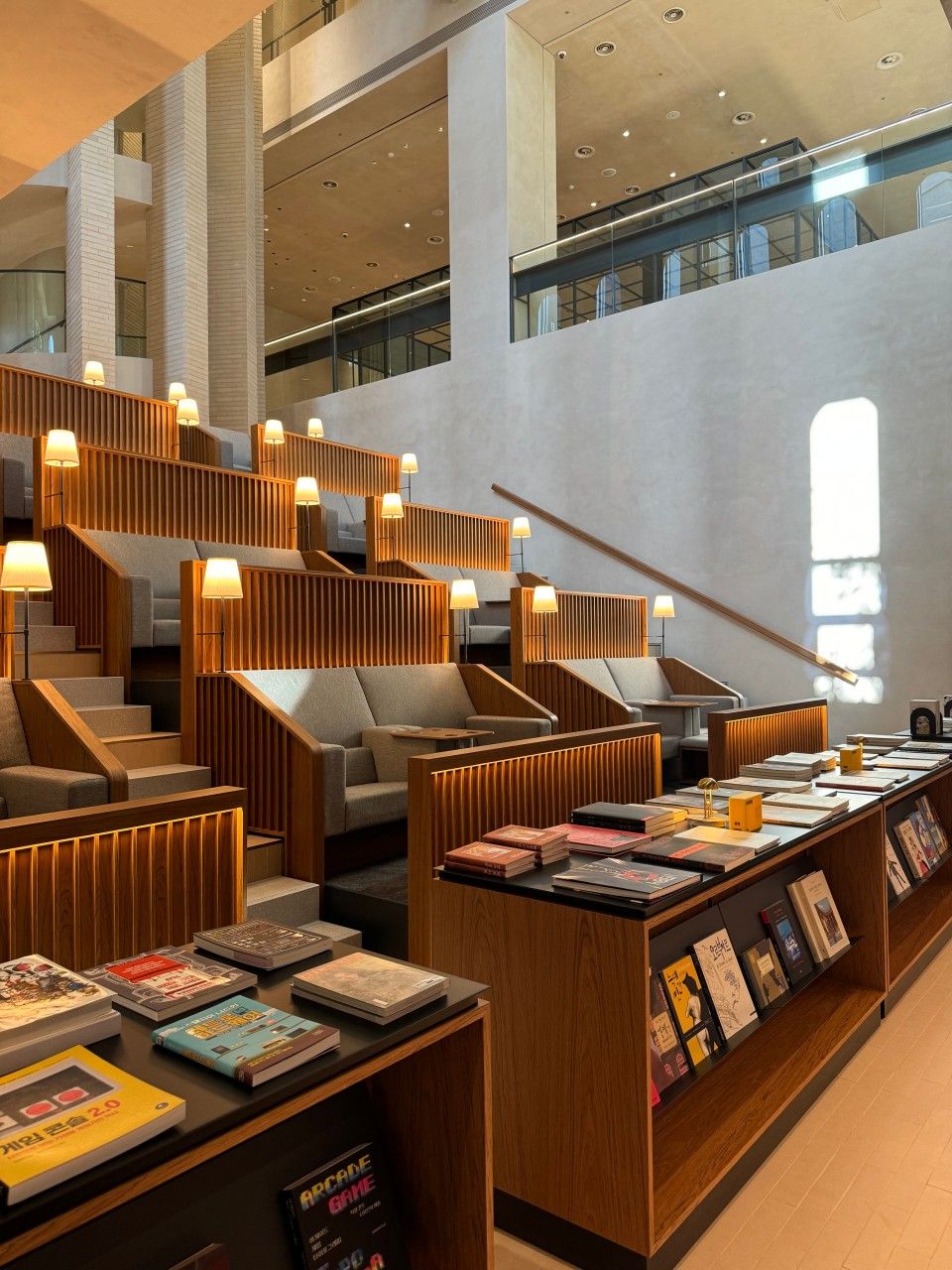 만화와 아트북, 그래픽노블을 중심으로 한 복합 서점이자 북카페 그래픽 바이 대신/ 네이버 지도 업체 제공