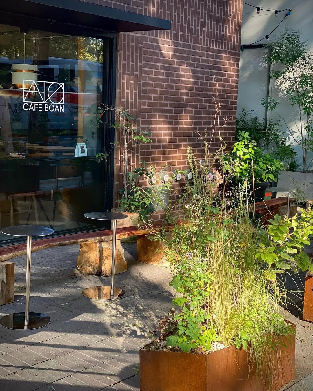 서촌 특유의 골목 분위기를 물씬 느낄 수 있는 야외 좌석이 특징/ 인스타그램 @cafe_boan