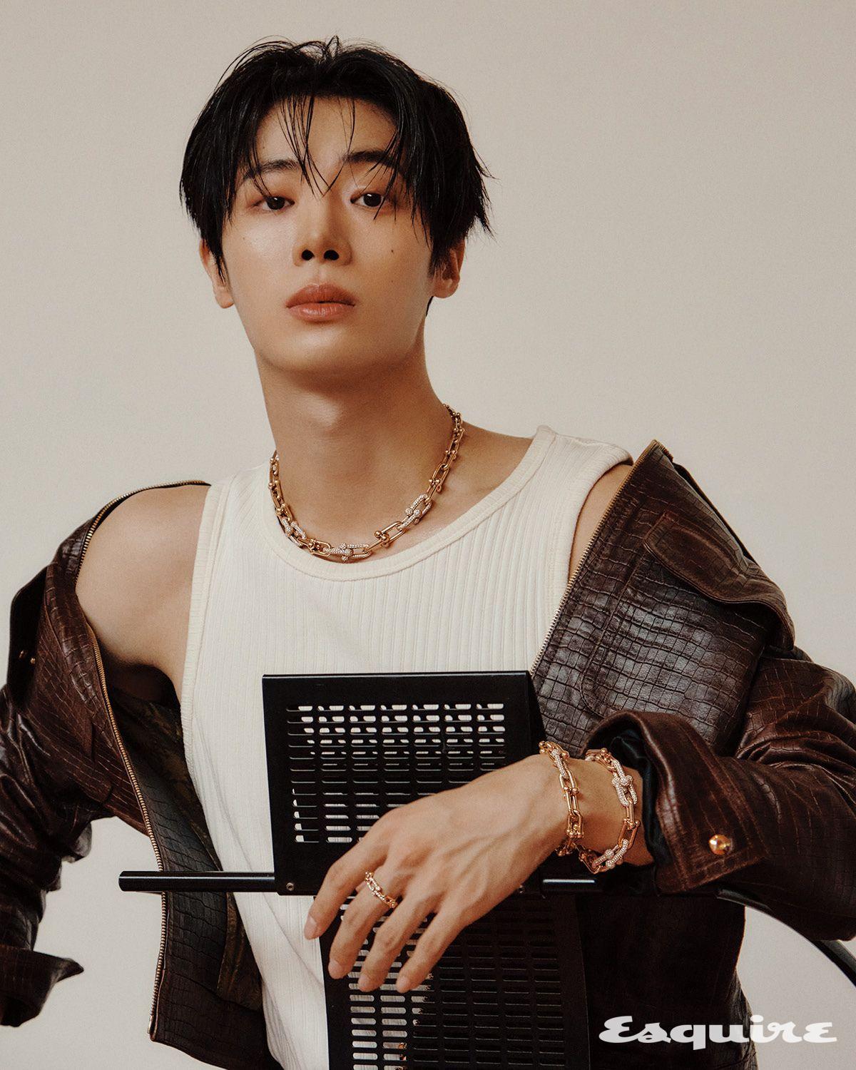 다이아몬드를 세팅한 하드웨어 그래듀에이티드 링크 로즈 골드 네크리스, 하드웨어 라지 링크 로즈 골드 브레이슬릿, 다이아몬드를 세팅한 하드웨어 라지 링크 로즈 골드 브레이슬릿, 하드웨어 스몰 링크 로즈 골드 링 모두 티파니. 레더 재킷 아미리. 슬리브리스 톱 스타일리스트 소장품.