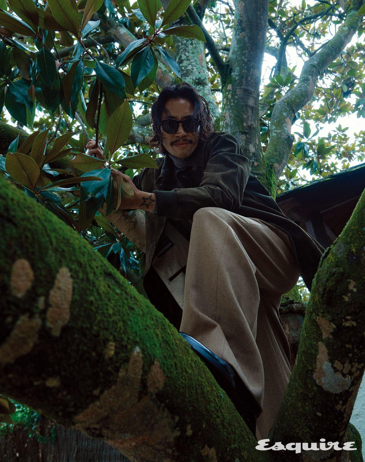 스웨이드 마렘마 재킷, 울 터틀넥 스웨터, 울 팬츠, 안드레 선글라스, 레더 슈즈 모두 로로피아나.