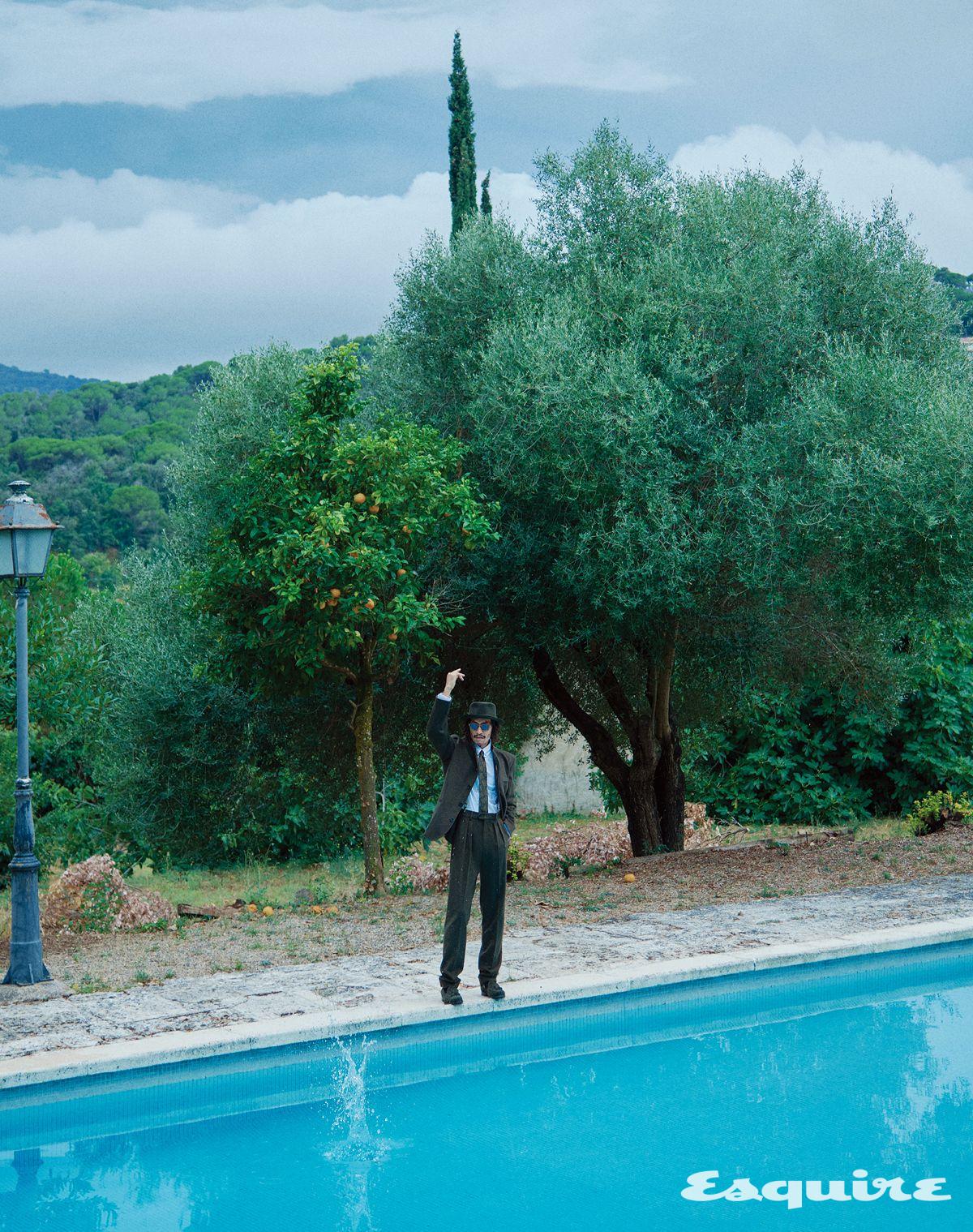 위시 울과 캐시미어 재킷, 드레스 셔츠, 위시 울과 캐시미어 팬츠, 스웨이드 로퍼, 캐시미어 해트, 안드레 선글라스 모두 로로피아나.