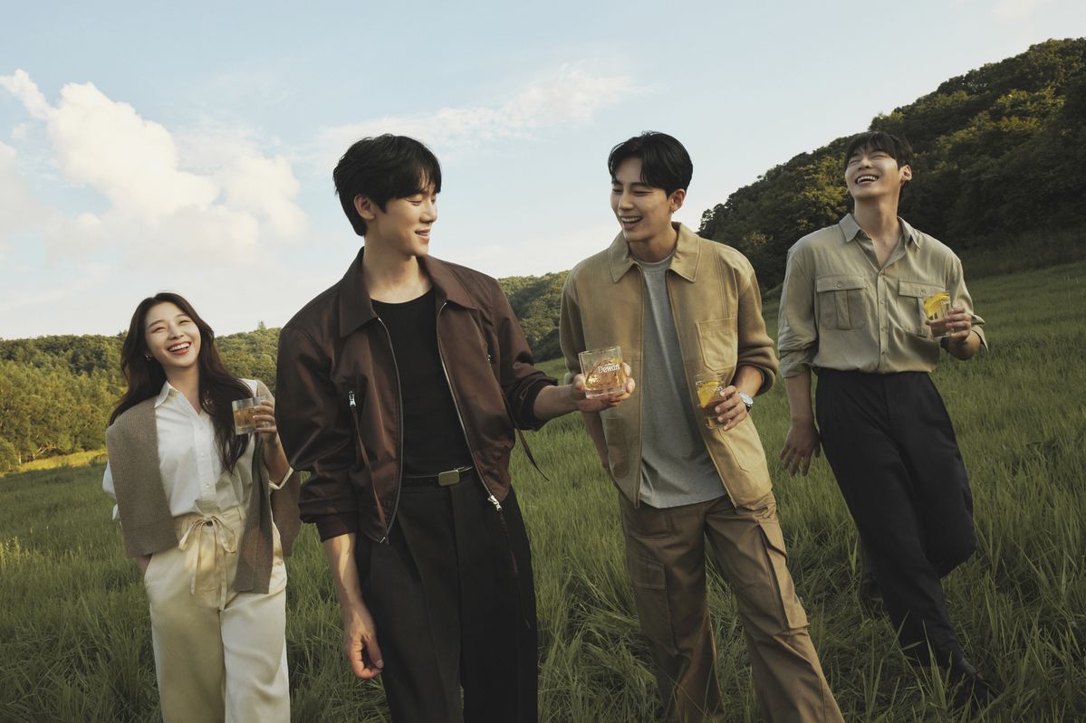 듀어스는 특유의 부드러운 맛으로 호불호가 없는 블렌디드 위스키다. (왼쪽부터) 화이트 셔츠, 니트 숄더 워머 모두 피브이씨에스. 아이보리 팬츠 코스. 골드 이어링 다나버튼. 그레이 티셔츠 바이시클. 카고 팬츠, 레더 재킷 모두 골든구스. 카키 셔츠 렉토. 네이비 코튼 트라우저 코스.