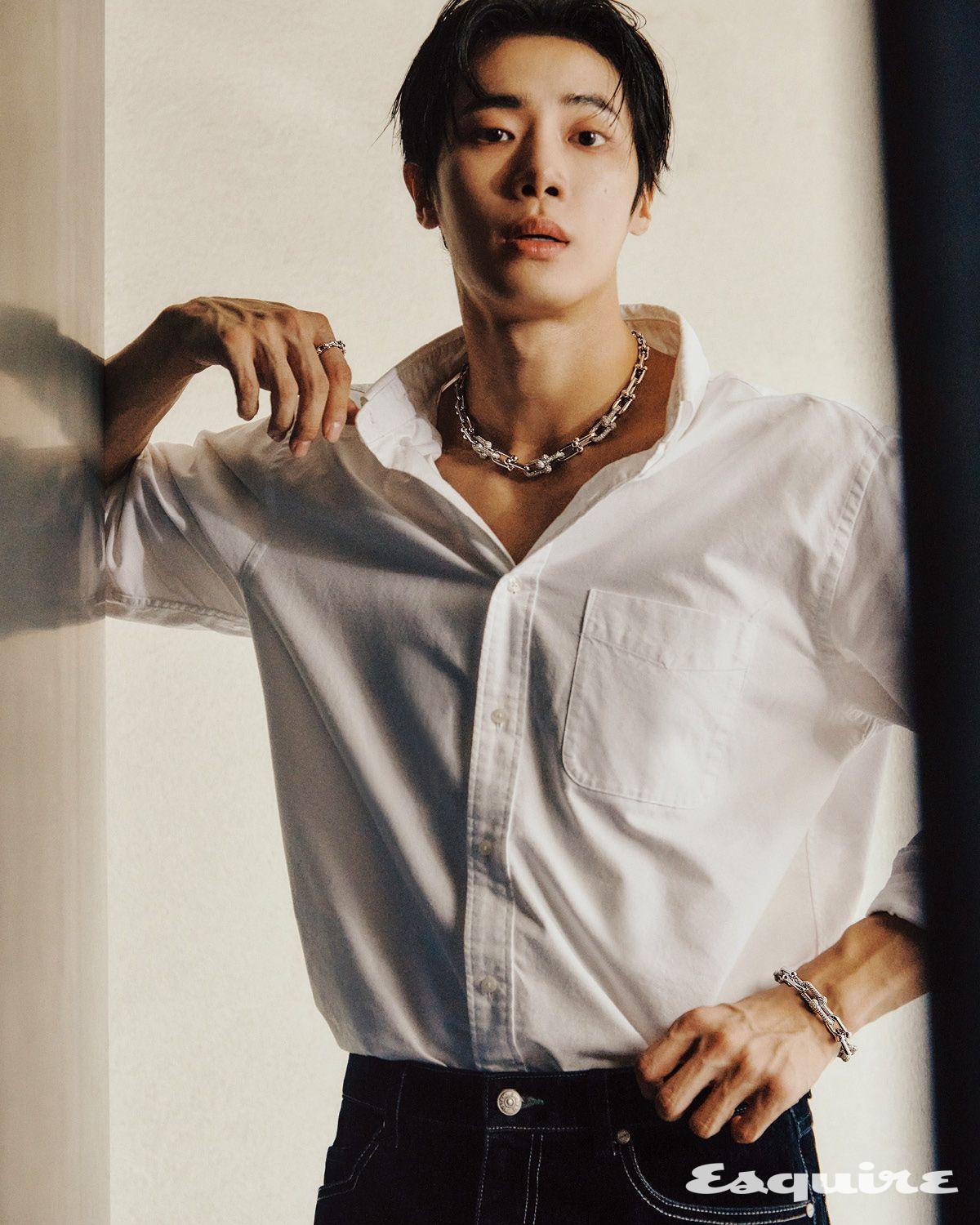 다이아몬드를 세팅한 하드웨어 그래듀에디티드 링크 화이트 골드 네크리스, 하드웨어 라지 링크 화이트 골드 브레이슬릿, 하드웨어 스몰 링크 화이트 골드 링 모두 티파니. 팬츠 시스템. 셔츠 스타일리스트 소장품.