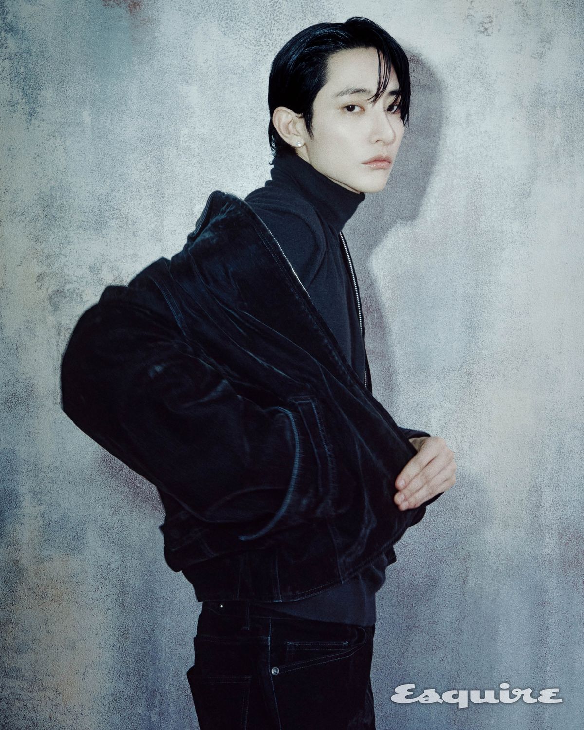 벨벳 재킷, 캐시미어 터틀넥 스웨터, 벨벳 팬츠 모두 타임 옴므.