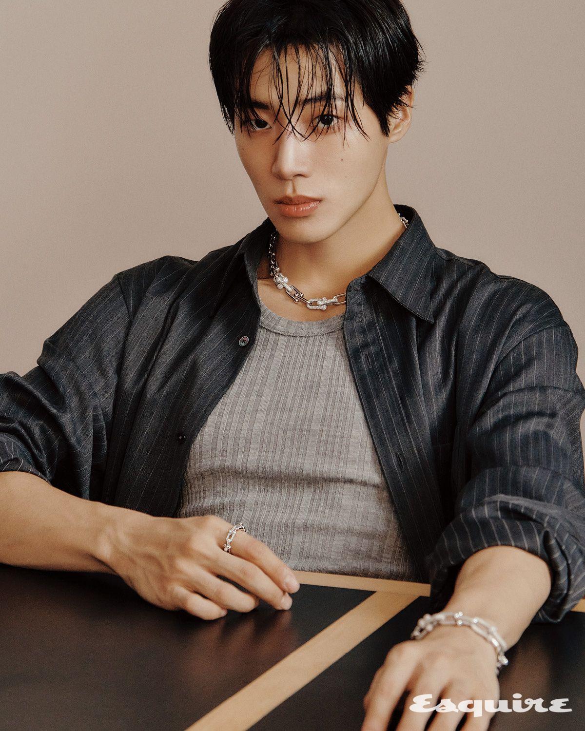 다이아몬드를 세팅한 하드웨어 그래듀에디티드 링크 화이트 골드 네크리스, 하드웨어 라지 링크 화이트 골드 브레이슬릿, 하드웨어 스몰 링크 화이트 골드 링 모두 티파니. 스트라이프 셔츠 토니웩. 슬리브리스 톱 렉토.