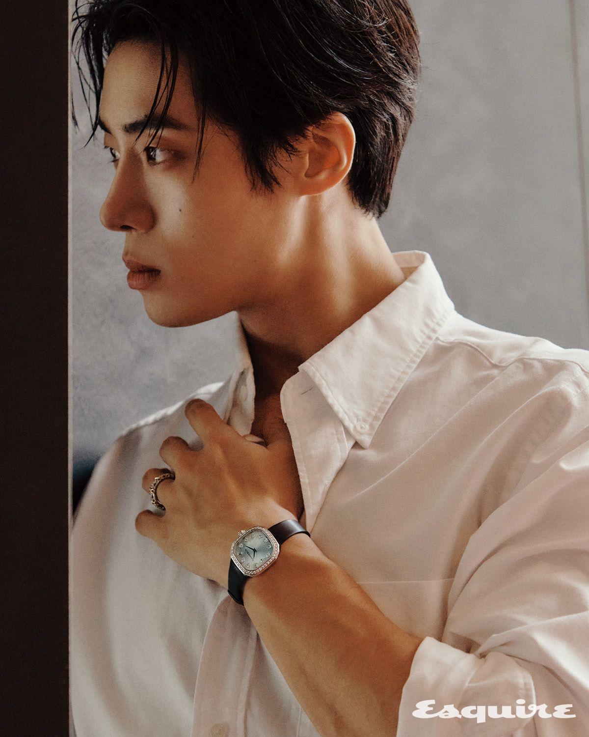 화이트 골드 케이스에 다이아몬드를 세팅한 이터니티 28mm 쿠션 워치, 총 1.14캐럿의 다이아몬드를 파베 세팅한 식스틴 스톤 다이아몬드 링 모두 티파니. 셔츠 스타일리스트 소장품.