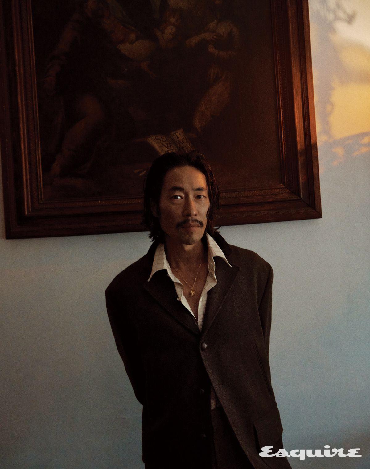 캐시미어 재킷, 체크 셔츠, 울 팬츠, 카도 체인 네크리스 모두 로로피아나. 