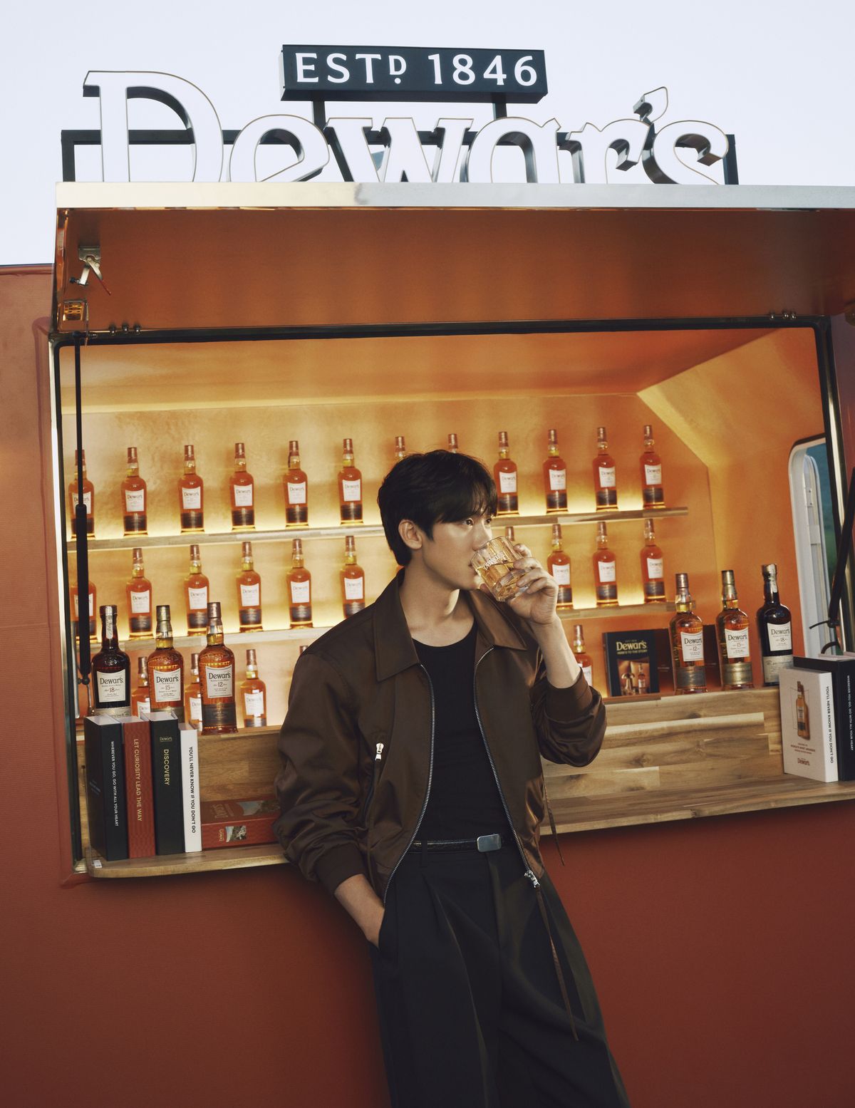 유연석이 특히 사랑하는 라인은 듀어스 12년과 15년이다. 보머 재킷, 팬츠 모두 렉토. 벨트 노이어.