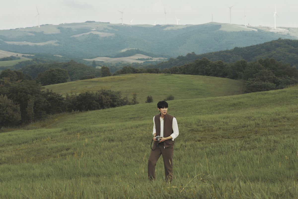 유연석과 사진은 떼놓을 수 없는 관계다. 헨리넥 셔츠, 베스트, 팬츠 모두 제냐. 카메라 유연석 소장품.