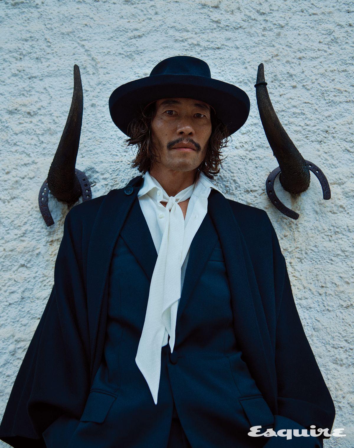 캐시미어 케이프, 모헤어 재킷, 실크 셔츠, 캐시미어 해트, 실크 스카프 모두 로로피아나.