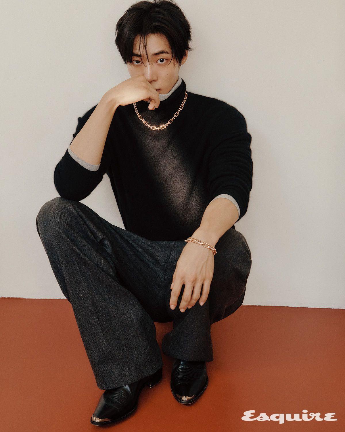 다이아몬드를 세팅한 타이탄 바이 퍼렐 윌리엄스 로즈 골드 네크리스, 타이탄 바이 퍼렐 윌리엄스 로즈 골드 브레이슬릿 모두 티파니. 이너 톱 유스. 팬츠 MSGM. 슈즈 세비지. 터틀넥 스웨터 스타일리스트 소장품.