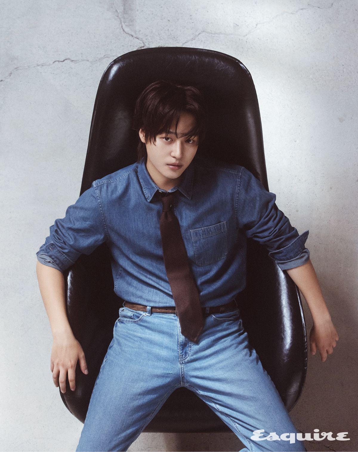 데님 셔츠, 데님 팬츠 모두 지오지아. 타이, 벨트 모두 스타일리스트 소장품.