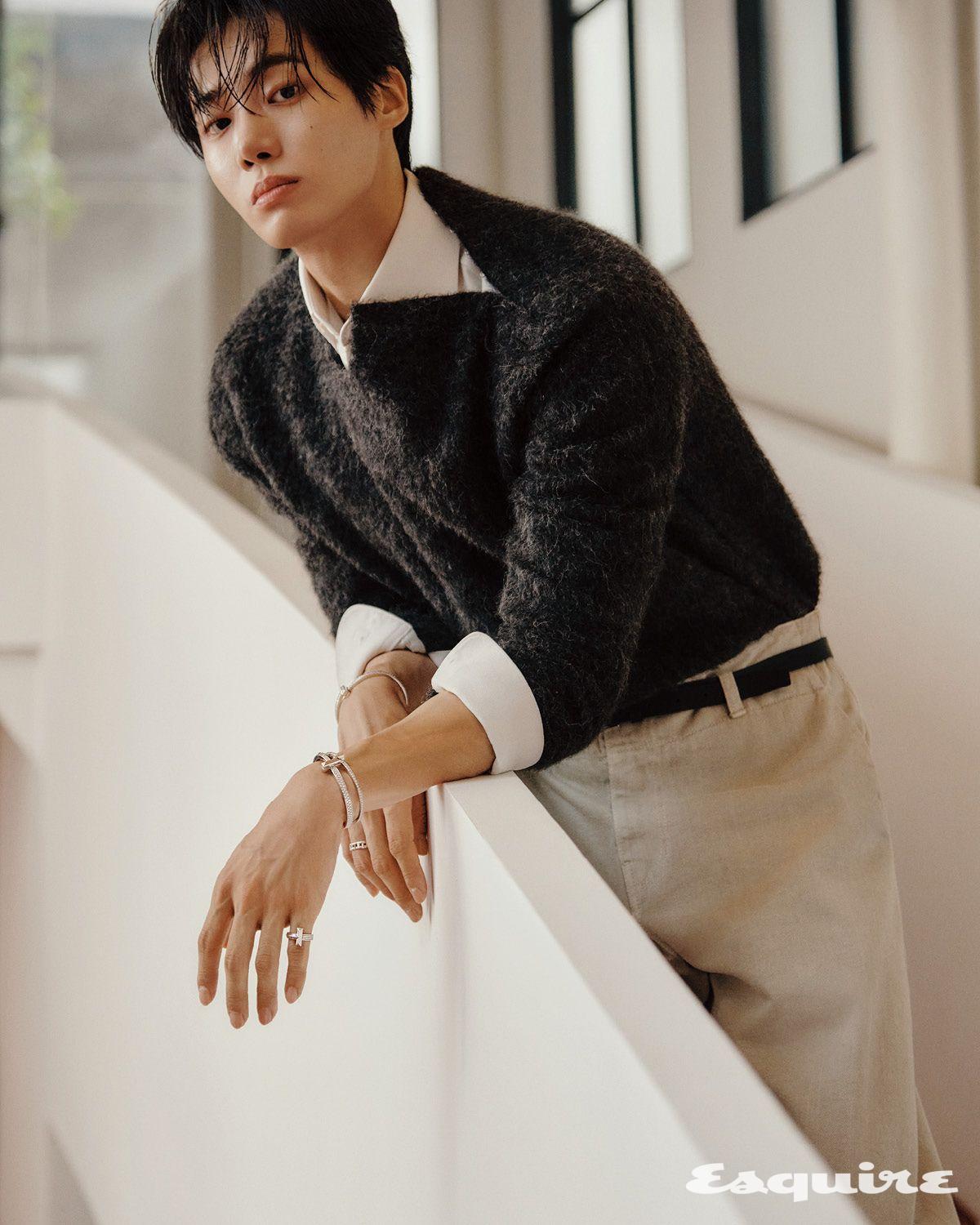 오른쪽 손목의 T1 와이드 다이아몬드 힌지드 화이트 골드 뱅글, 약지에 낀 T 트루 와이드 화이트 골드 링, 왼쪽 손목의 T1 와이드 다이아몬드 힌지드 화이트 골드 뱅글, T1 내로우 다이아몬드 힌지드 화이트 골드 뱅글, 소지에 낀 T1 다이아몬드 화이트 골드 링 모두 티파니. 스웨터, 팬츠, 벨트 모두 YCH. 셔츠 스타일리스트 소장품.