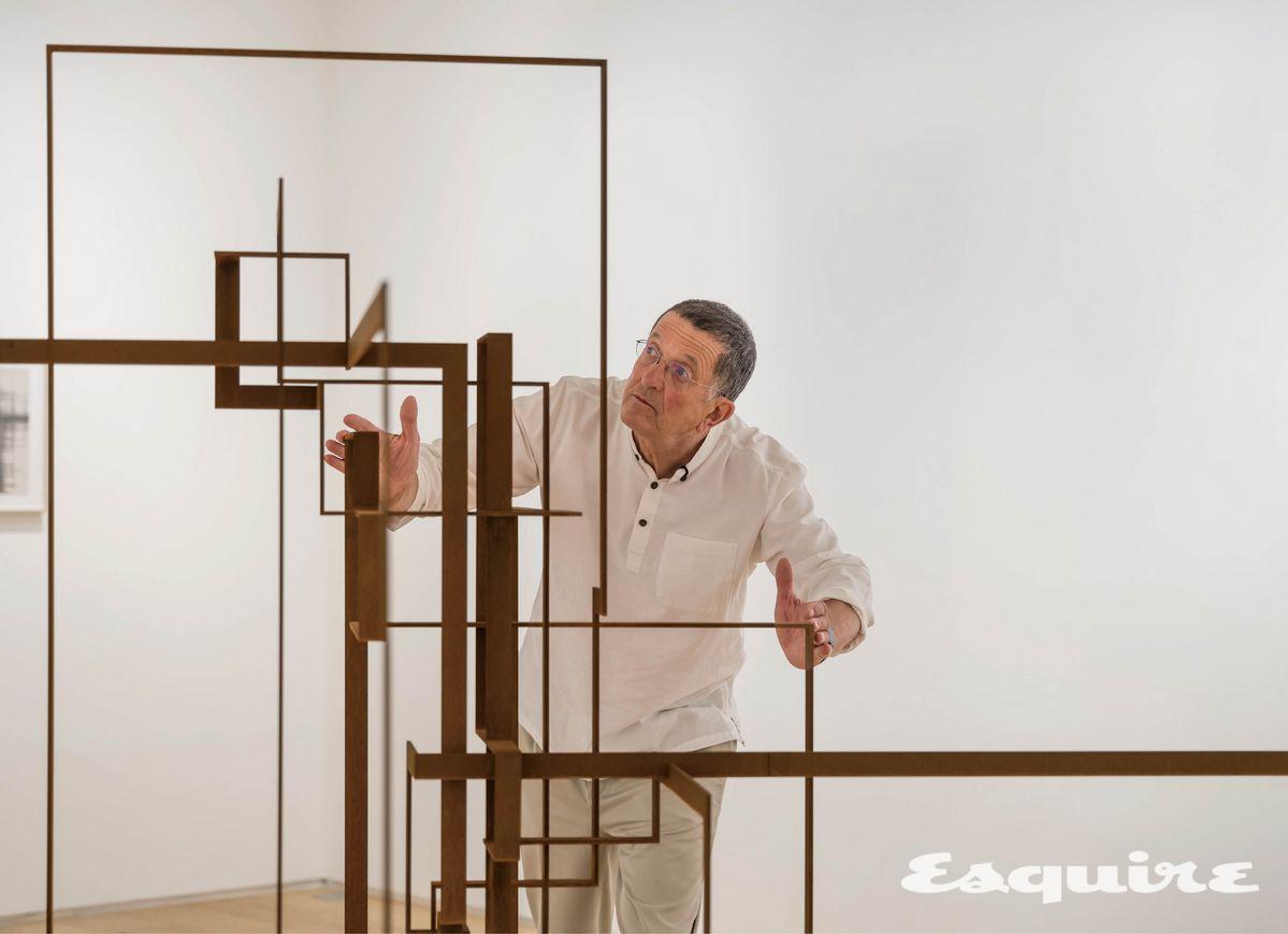 작가가 <불가분적 관계(INEXTRICABLE)>가 전시 중인 타데우스 로팍에서 작품 ‘DWELL’(2022)과 함께 포즈를 취하고 있다. 