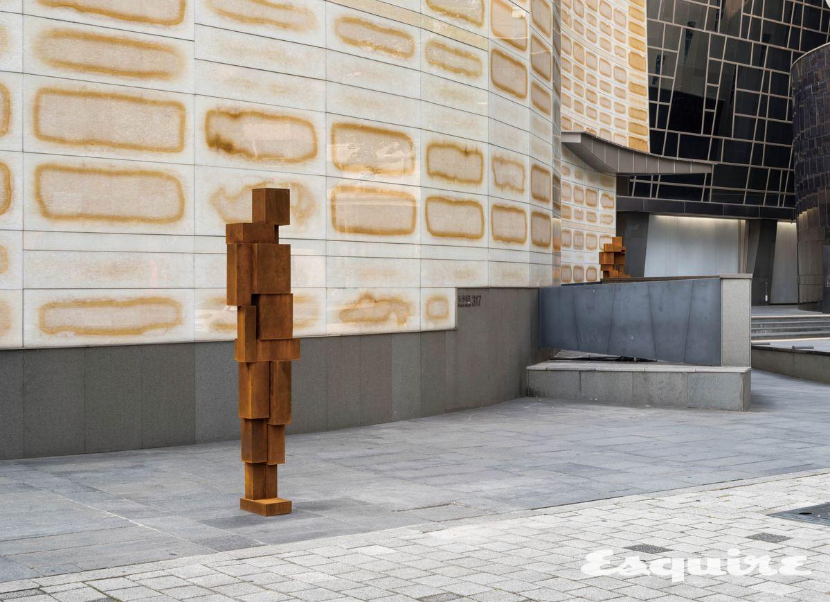 <불가분적 관계(INEXTRICABLE)>에서 옥외의 거리 한복판에 설치된 ‘SWERVE IV’(2024)와 ‘COTCH XIII’(2024)의 모습. 