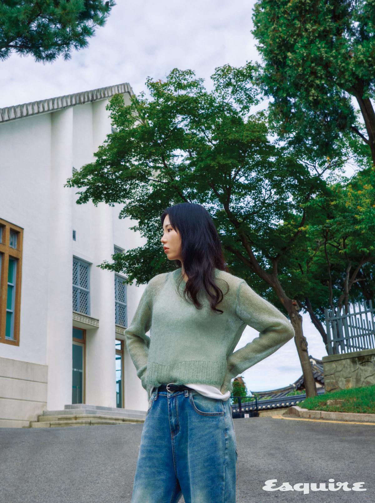 니트 아크네 스튜디오. 이너 슬리브리스, 팬츠, 벨트 모두 스타일리스트 소장품.