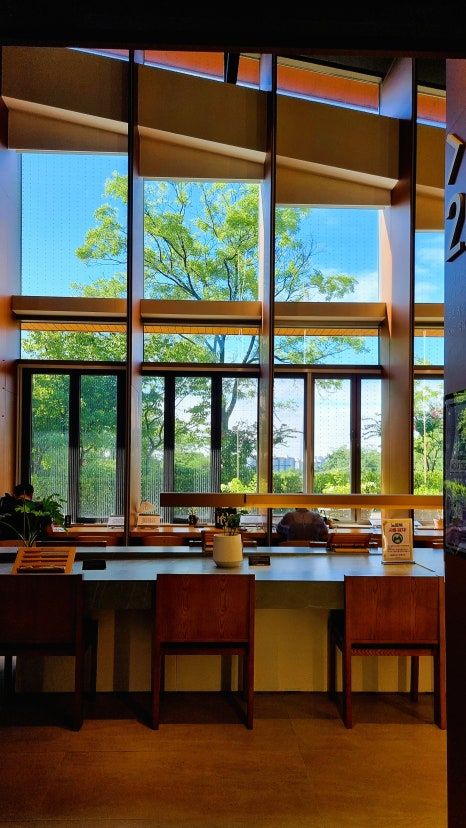 숲의 풍경이 한눈에 들어오는 대형 유리창이 특징/ 네이버 블로그 여행지기