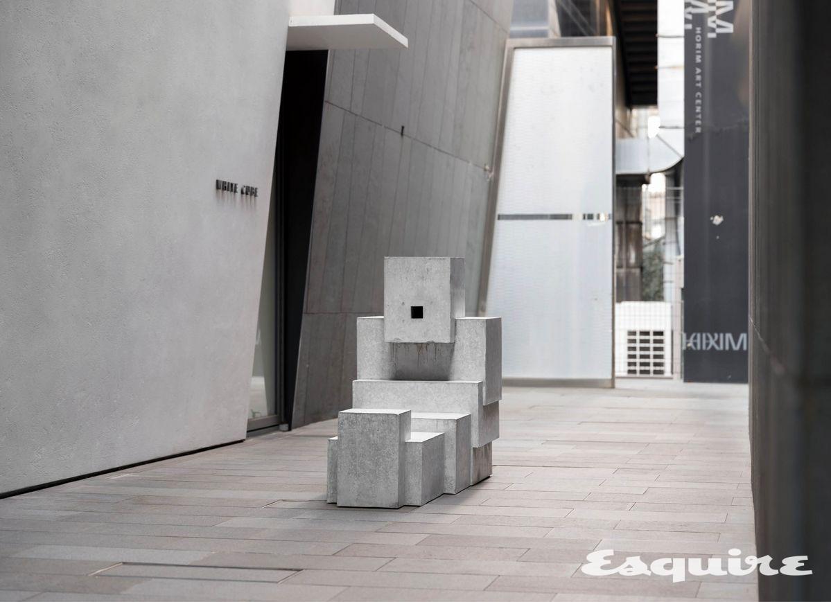 <불가분적 관계(INEXTRICABLE)>에서 ‘벙커’(Bunker) 시리즈인 ‘RETREAT: SLUMP’(2022)가 설치된 모습. 