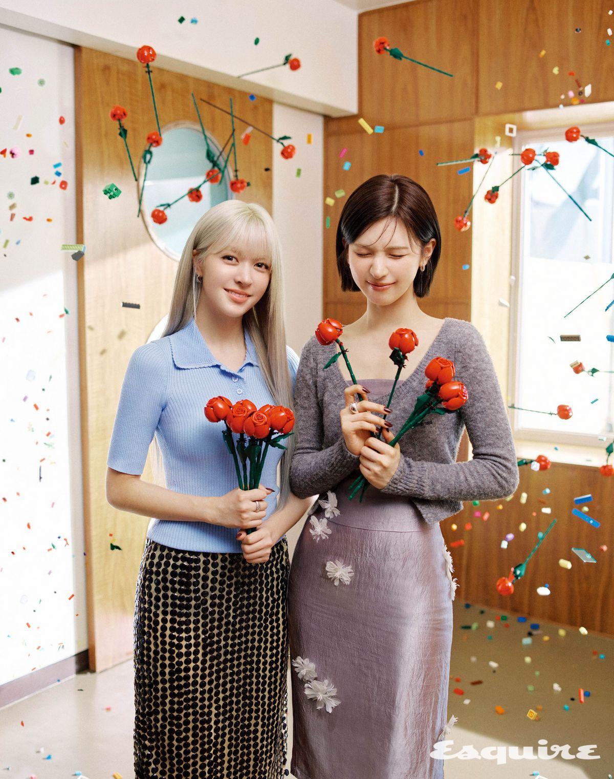 보태니컬 장미 꽃다발(10328) 레고. (릴리) 니트 톱 앤아더스토리즈. 스커트 H&M. 이어링 쥬디앤폴. (배이) 그레이 카디건 슈슈통. 실크 톱, 스커트 모두 마크공. 이어링 애프터밀.