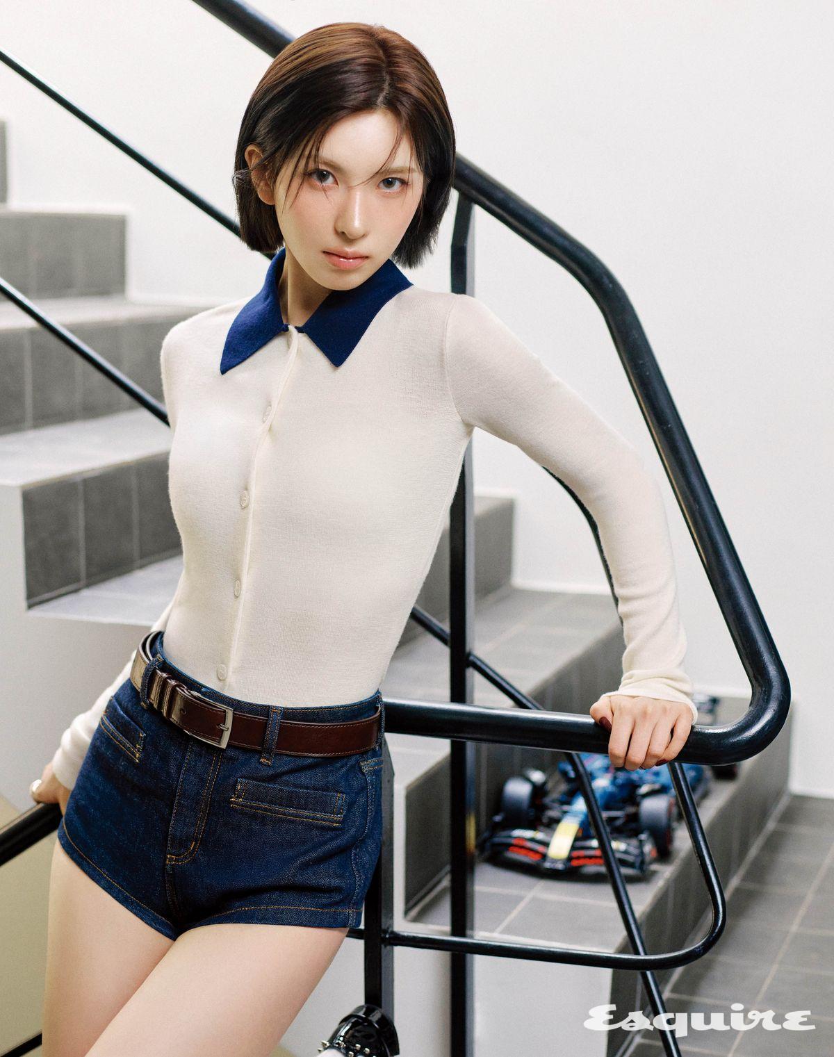 테크닉 Oracle Red Bull Racing RB20 F1 레이스 카(42206) 레고. 니트 톱, 쇼트 팬츠 모두 셀프 포트레이트. 벨트 H&M. 링 애프터밀.