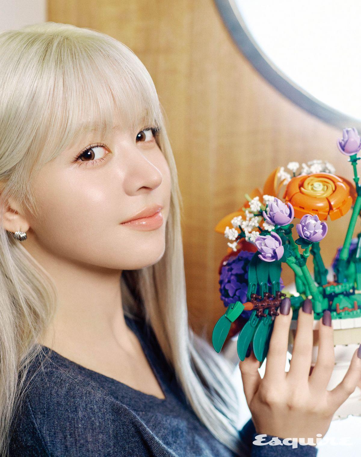 보태니컬 꽃꽂이(10345) 레고. 니트 톱 셀프 포트레이트. 이어링 쥬디앤폴.