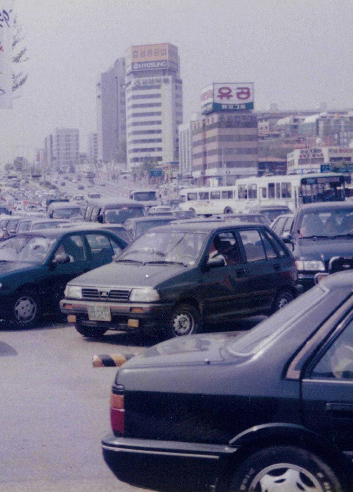 1995년 제1회 서울모터쇼가 열린 코엑스 앞에서 찍은 영동대로. 
